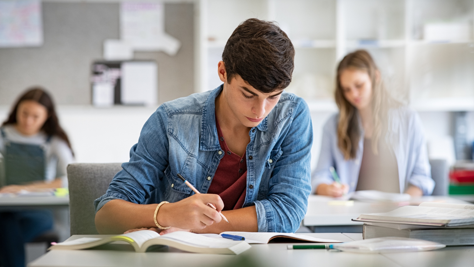 Photo of teenage students reading to illustrate student literacy in college