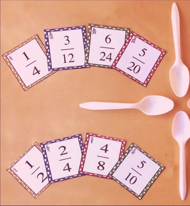 بطاقات الكسور الموضوعة بملاعق بلاستيكية للعب لعبة الرياضيات للصف الرابع
