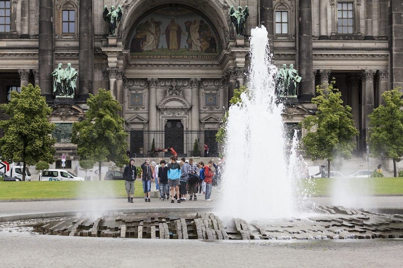 High school students in front of a museum: Field trip planning tips