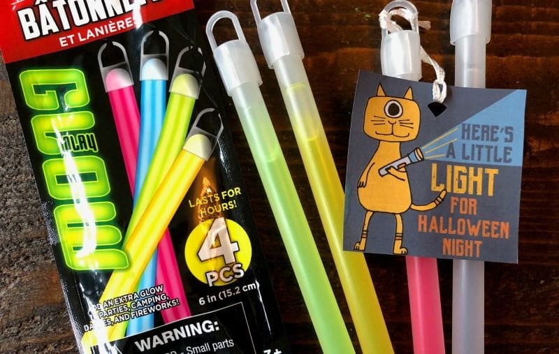 Halloween_Treats_Glow_Sticks Halloween glow sticks with printable tag
