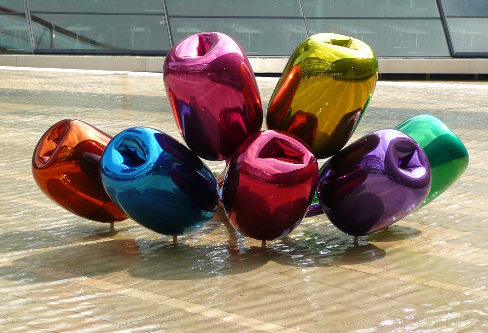 Example of Jeff Koons art- large balloon tulips- famous artists