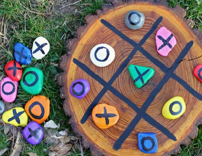 Tic tac toe played with rocks