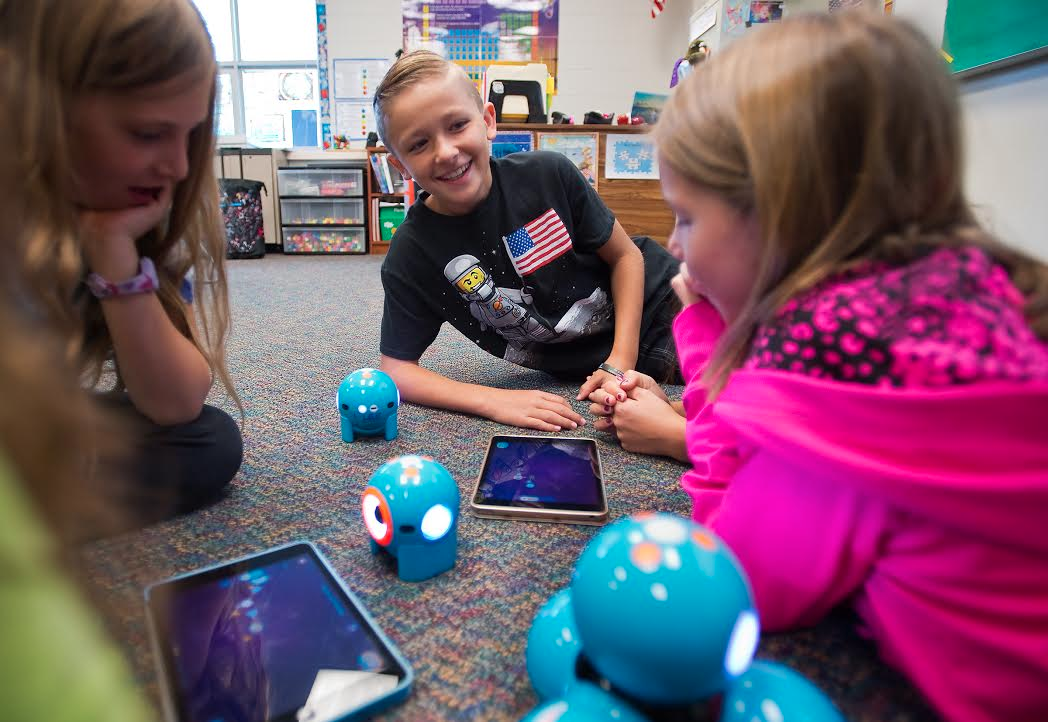 Kids work with Dash and Dot - Getting Started WIth Coding