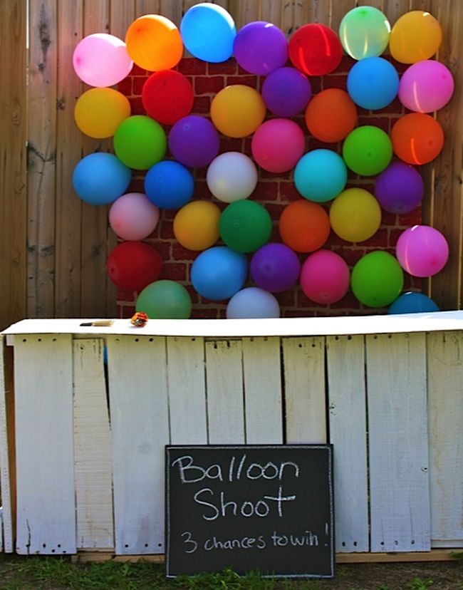 Ballloon Shoot carnival game with a wall of balloons and darts