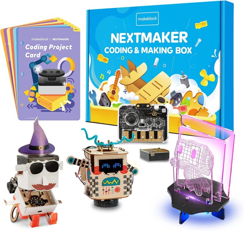 Bir kutuda NextMaker yazıyor.  Resimde üç robot ve birkaç kodlama kartı var.