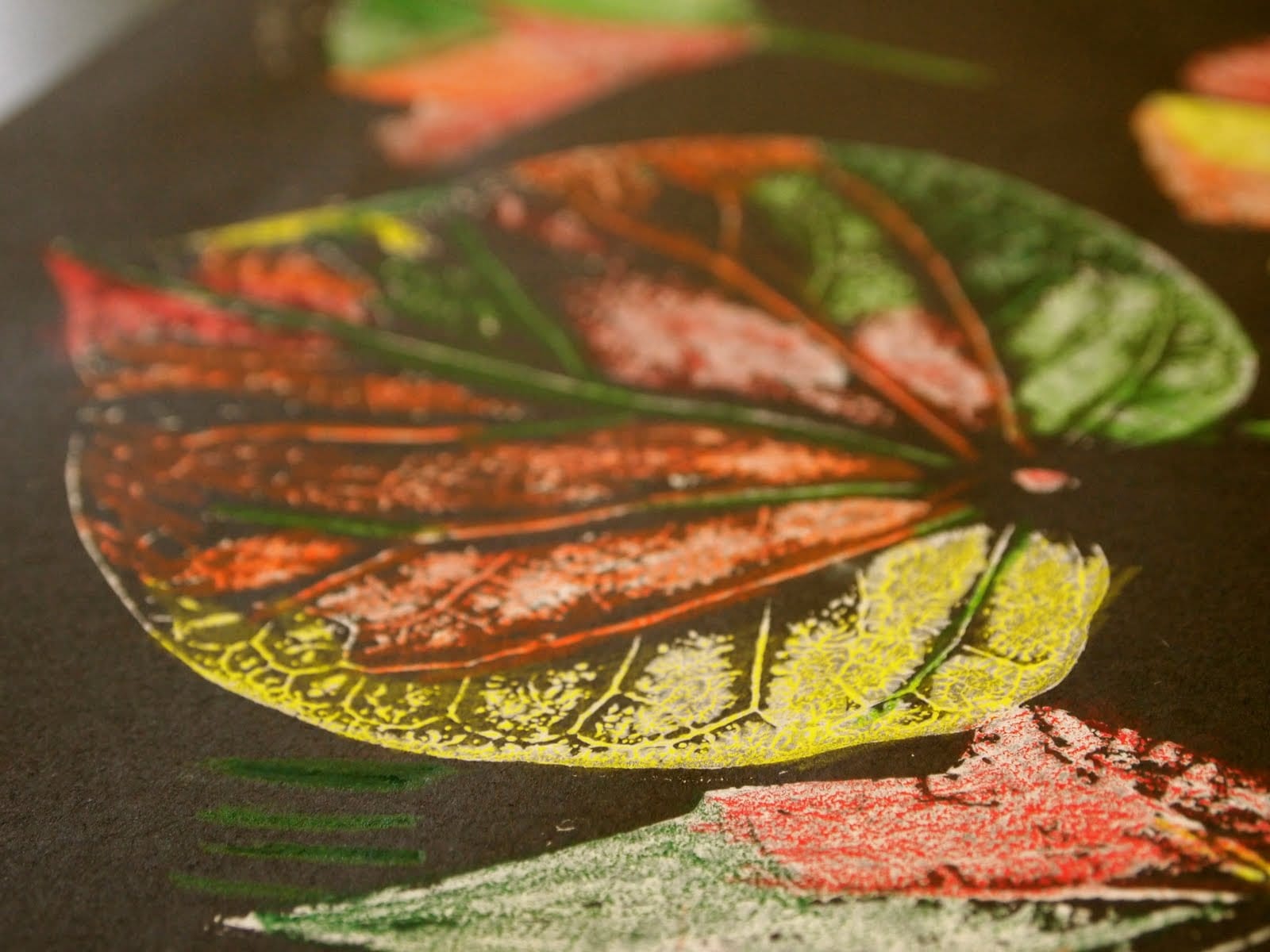 Картина отпечатками листьев