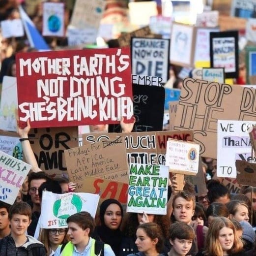 Students rallying during the Global Climate Change Strike