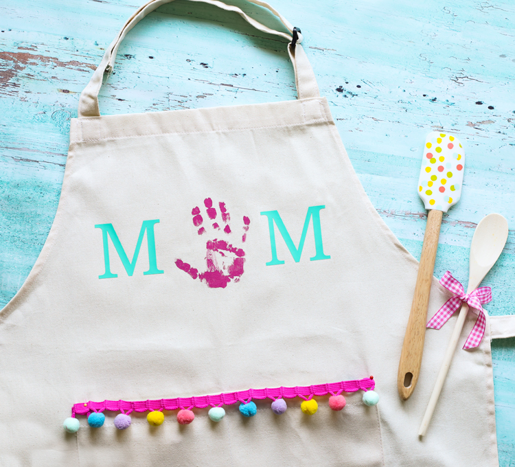 An apron says Mom on it and the O is a handprint.