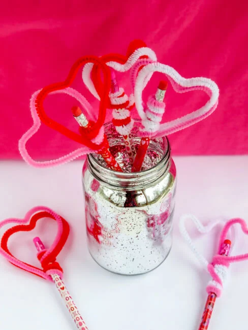 heart shaped pencil topper made from pipe cleaners 