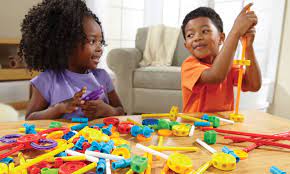 kids playing with tinkertoys 