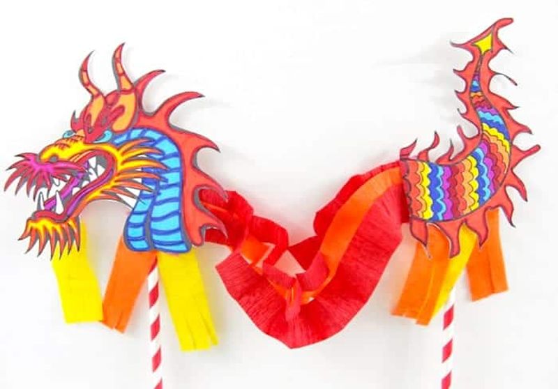 क्रेप पेपर और स्ट्रॉ से बनी कागज़ की चीनी ड्रैगन कठपुतली