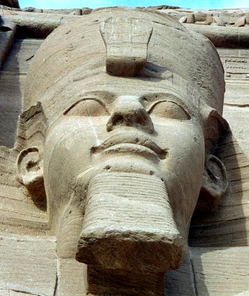 sculpture of ramses the second 