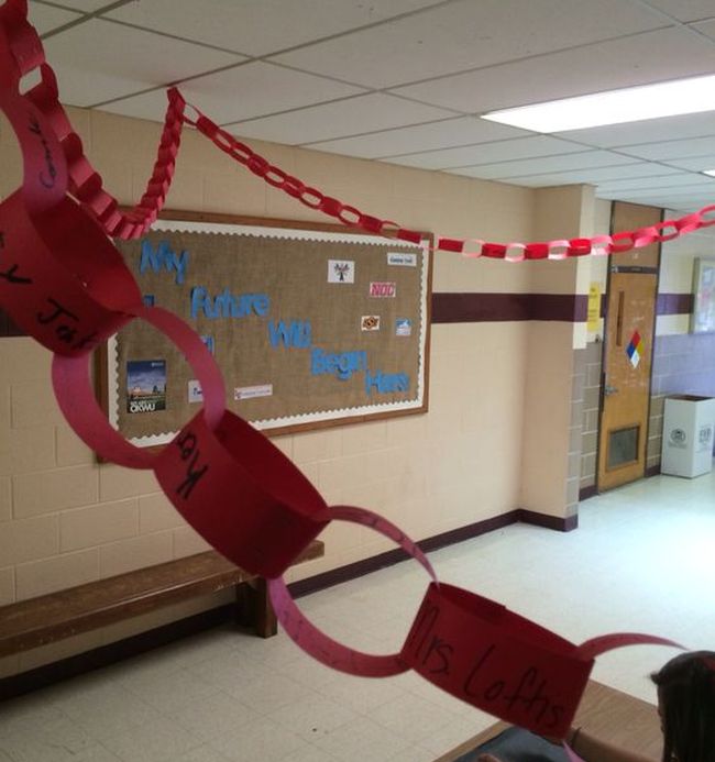 Red paper chain with students' names written on each link 