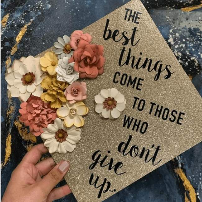 Mortarboard decorated with flowers and reading "The best things come to those who don't give up"