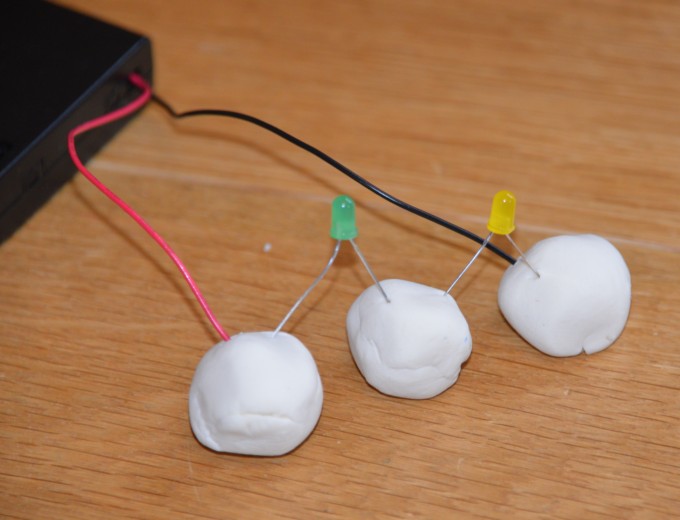 lumps of play dough to conduct electricity in an electricity experiment 