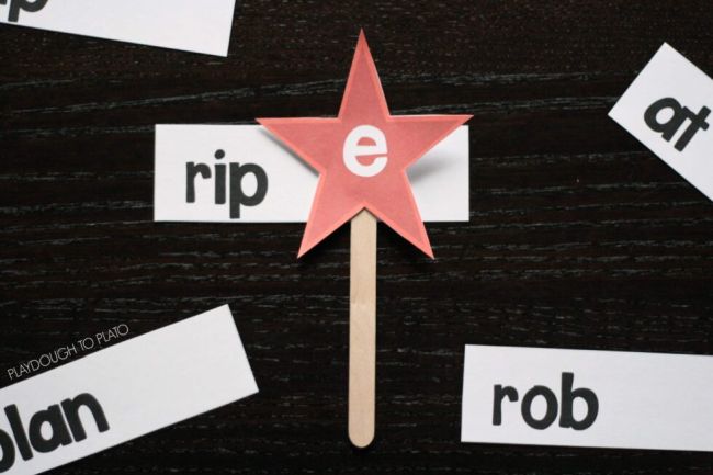 Star shaped paper wand with the letter changing words from short vowels to long vowels