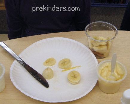 sliced bananas and banana pudding