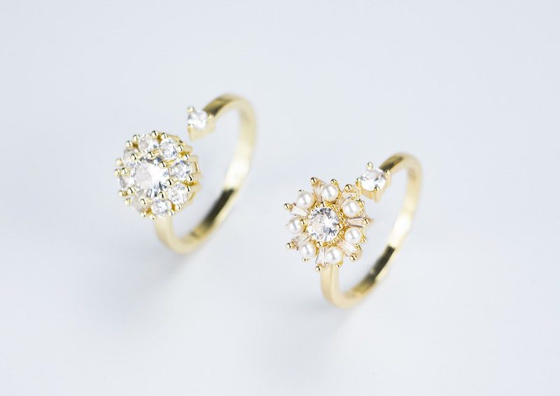 Gold rings with fake diamond and pearl spinning tops