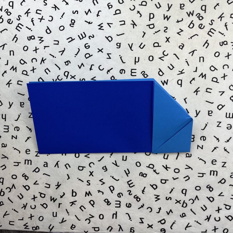 ورقة زرقاء مطوية في النصف - كيفية صنع الطائرات الورقية