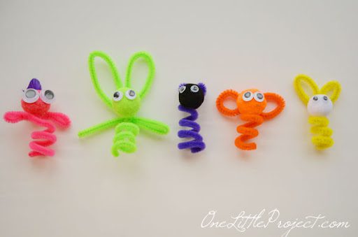 Finger puppets of animals made of pipe cleaner